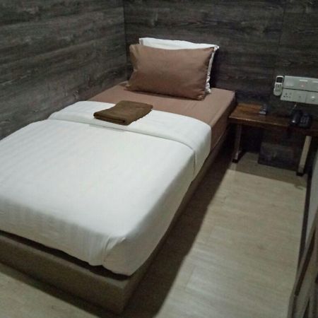 Qing Yun Resthouse -Delima Satu Hotel Kampong Serusup Exterior photo